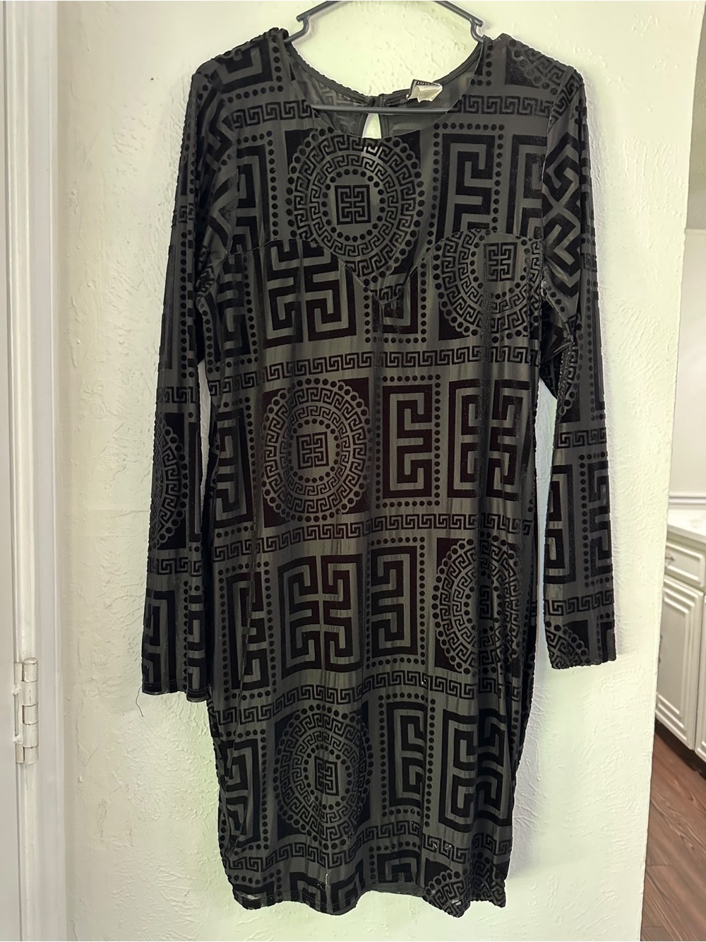 Women’s Black Geometric Dress Size 2X – Fits Like 1X – Sheer Back - Picture 7 of 12